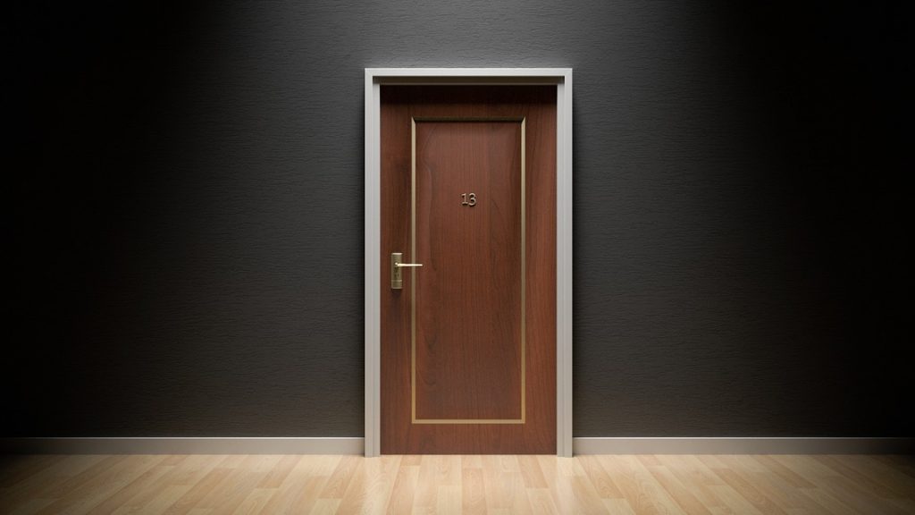 Astuce design : pourquoi préférer un blindage de porte à une porte blindée ?