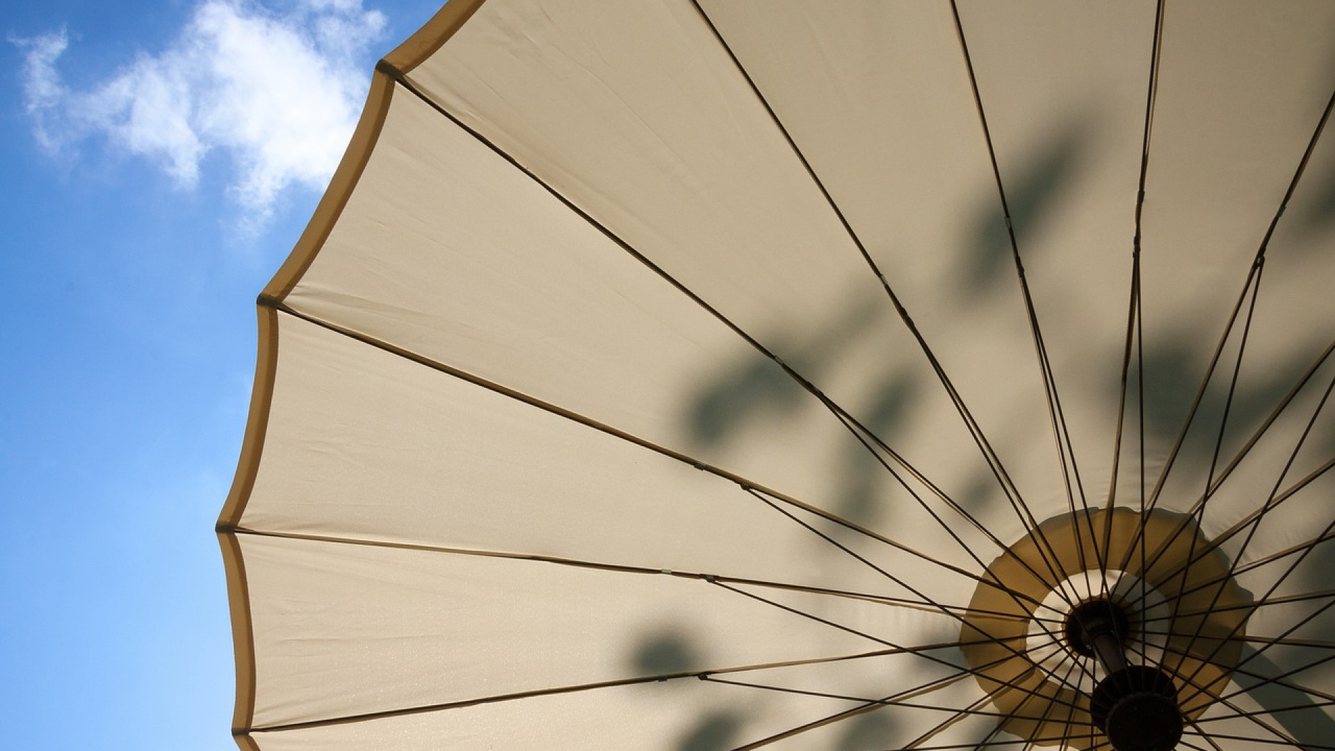 Découvrez tous les avantages d'un parasol déporté